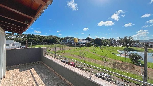 Casa em Porto Alegre, no bairro Hípica, com 3 dormitório(s), e 3 banheiros, à venda.