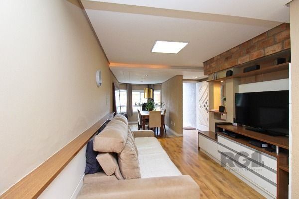 Casa em Porto Alegre, no bairro Hípica, com 2 dormitório(s), e 2 banheiros, à venda.