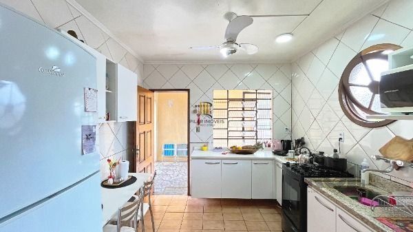 Casa em Porto Alegre, no bairro Aberta dos Morros, com 3 dormitório(s), à venda.