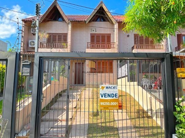 Casa em Porto Alegre, no bairro Guarujá, com 3 dormitório(s), e 3 banheiros, à venda.