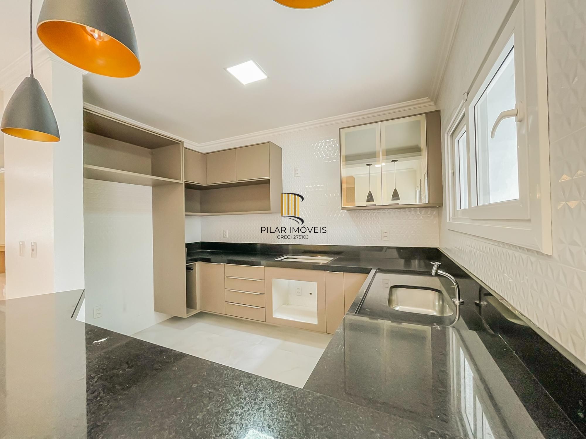 Casa ampla com piscina e suíte diferenciada em condomínio no Lagos de Ipanema zona Sul de Porto Alegre !