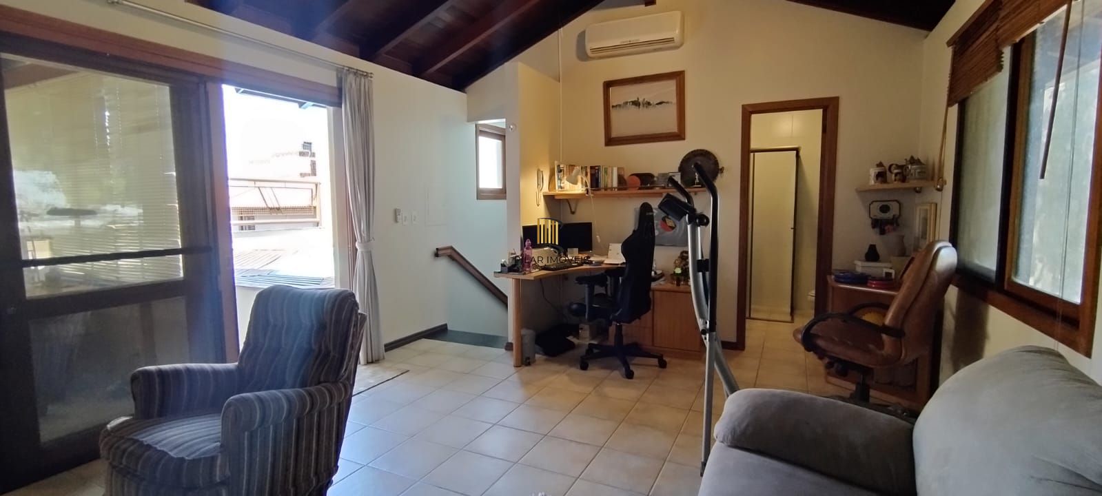 Linda Residência com 3 dormitórios sendo 1 suíte no Jardim Isabel.