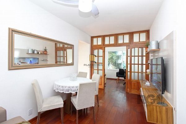 Apartamento em Porto Alegre, no bairro Cristal, com 2 dormitório(s), e 2 banheiros, à venda.