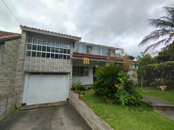 Casa em Porto Alegre, no bairro Ipanema, com 6 dormitório(s), e 6 banheiros, à venda.