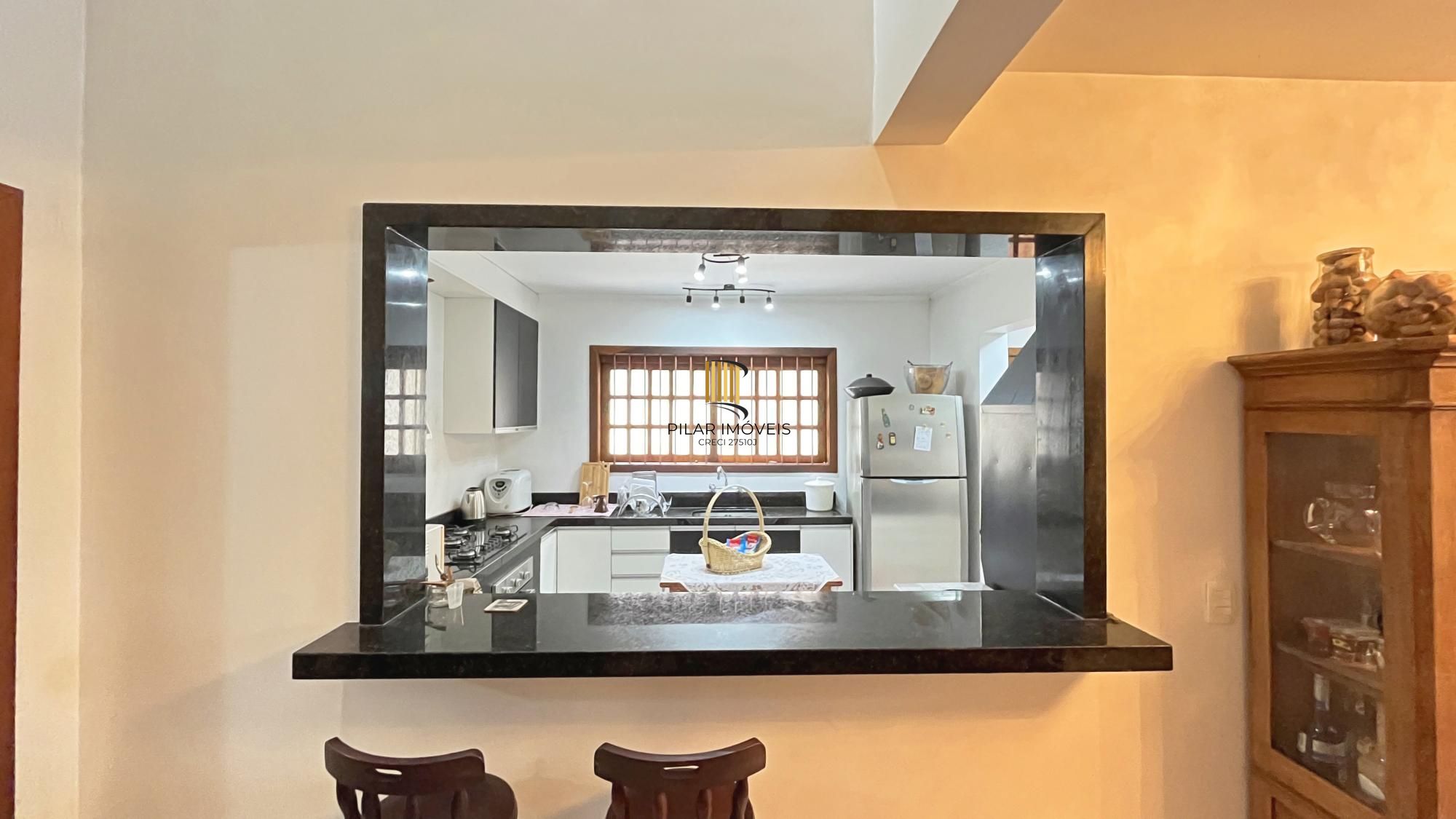 Casa 3D com 2 suítes e piscina.