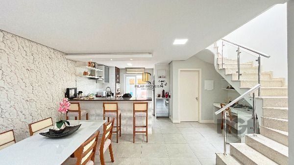 Casa em Porto Alegre, no bairro Hípica, com 3 dormitório(s), e 3 banheiros, à venda.