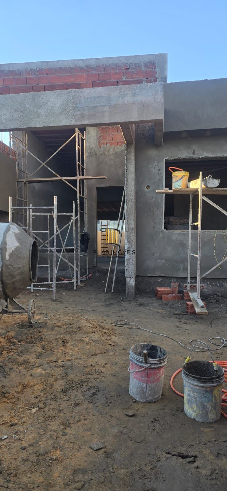 Casa terrea  03 dorm em condominio fechado com total infraestrutura na Zona Sul de Porto Alegre.