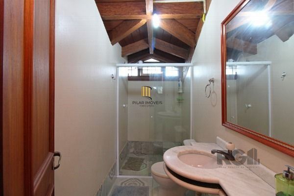 Casa em Porto Alegre, no bairro Guarujá, com 3 dormitório(s), e 3 banheiros, à venda.