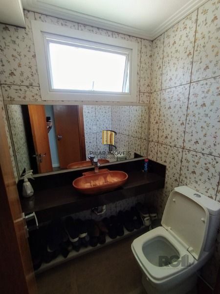 Casa em Porto Alegre, no bairro Hípica, com 3 dormitório(s), e 3 banheiros, à venda.