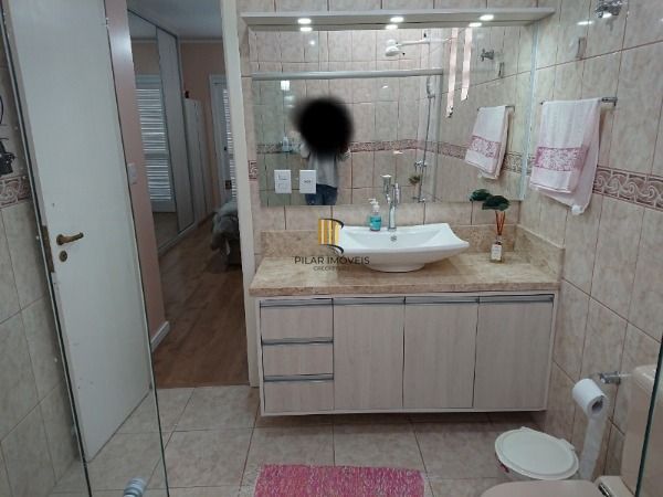 Casa em Porto Alegre, no bairro Espirito Santo, com 4 dormitório(s), e 4 banheiros, à venda.