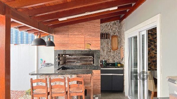 Casa em Porto Alegre, no bairro Hípica, com 3 dormitório(s), e 3 banheiros, à venda.