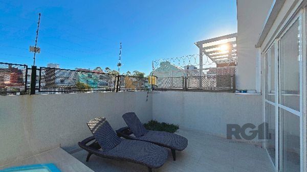 Casa em Porto Alegre, no bairro Hípica, com 3 dormitório(s), e 3 banheiros, à venda.