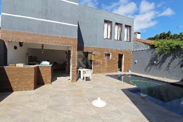 Casa para Venda - 400m², 4 dormitórios, sendo 2 suites, 4 vagas - Guarujá