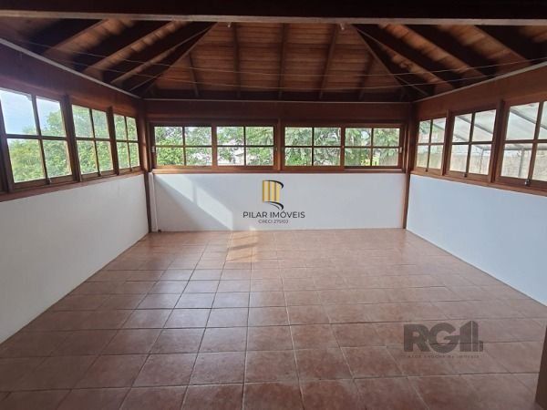 Casa em Porto Alegre, no bairro Vila Nova, com 4 dormitório(s), e 4 banheiros, à venda.