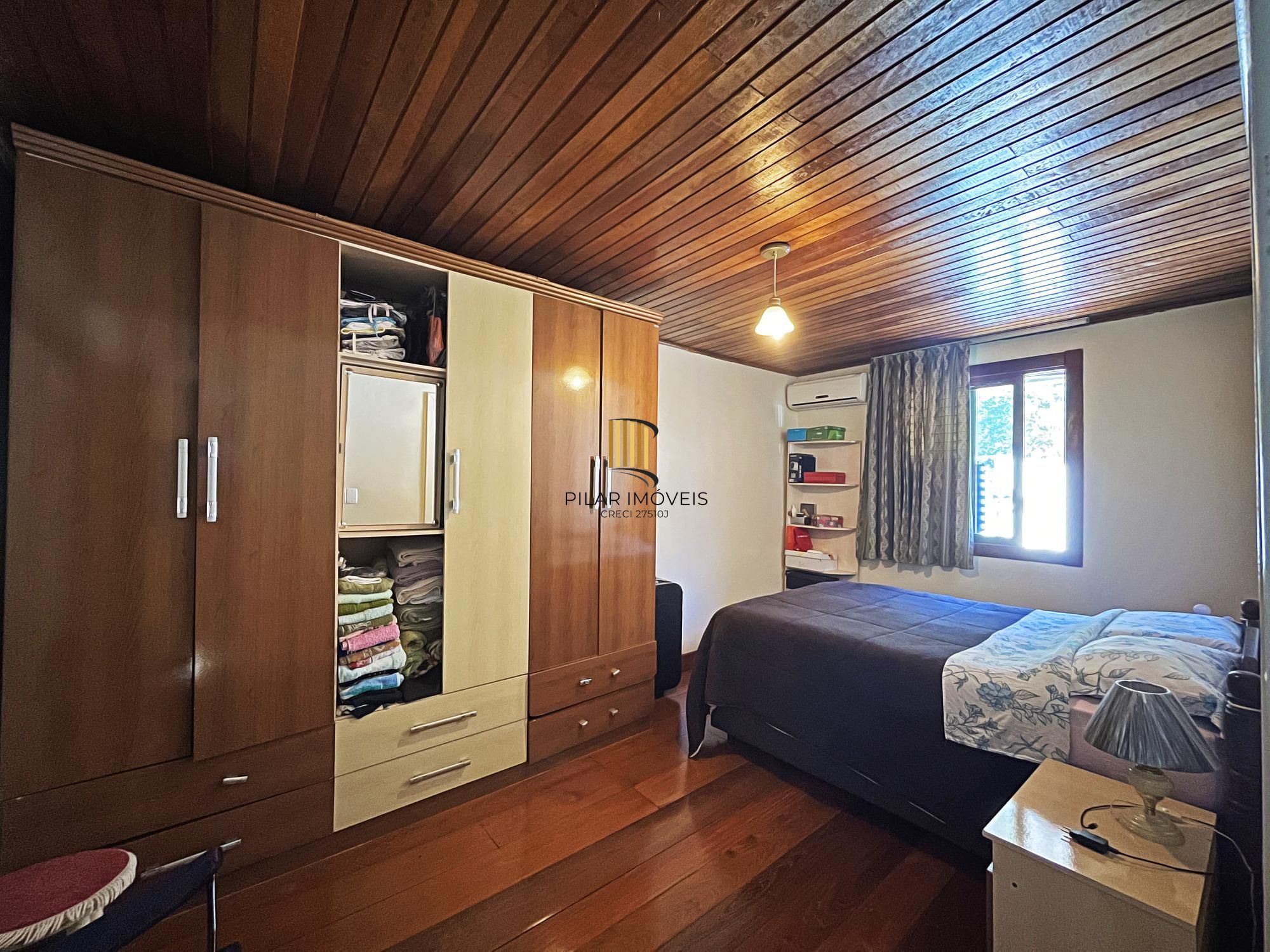 Ótima casa 2 dormitórios, 2 vagas, em rua calma no bairro.