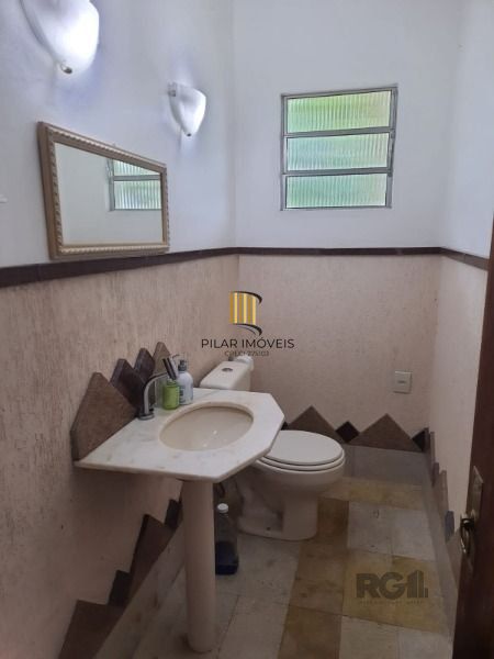 Casa em Porto Alegre, no bairro Vila Nova, com 4 dormitório(s), e 4 banheiros, à venda.