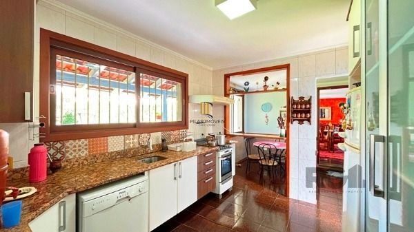Casa em Porto Alegre, no bairro Ipanema, com 3 dormitório(s), à venda.