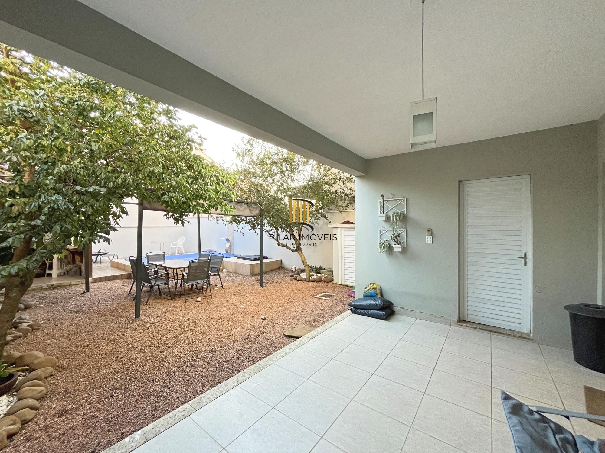 Casa para Venda - 270m², 3 dormitórios, sendo 1 suites, 2 vagas - Guarujá