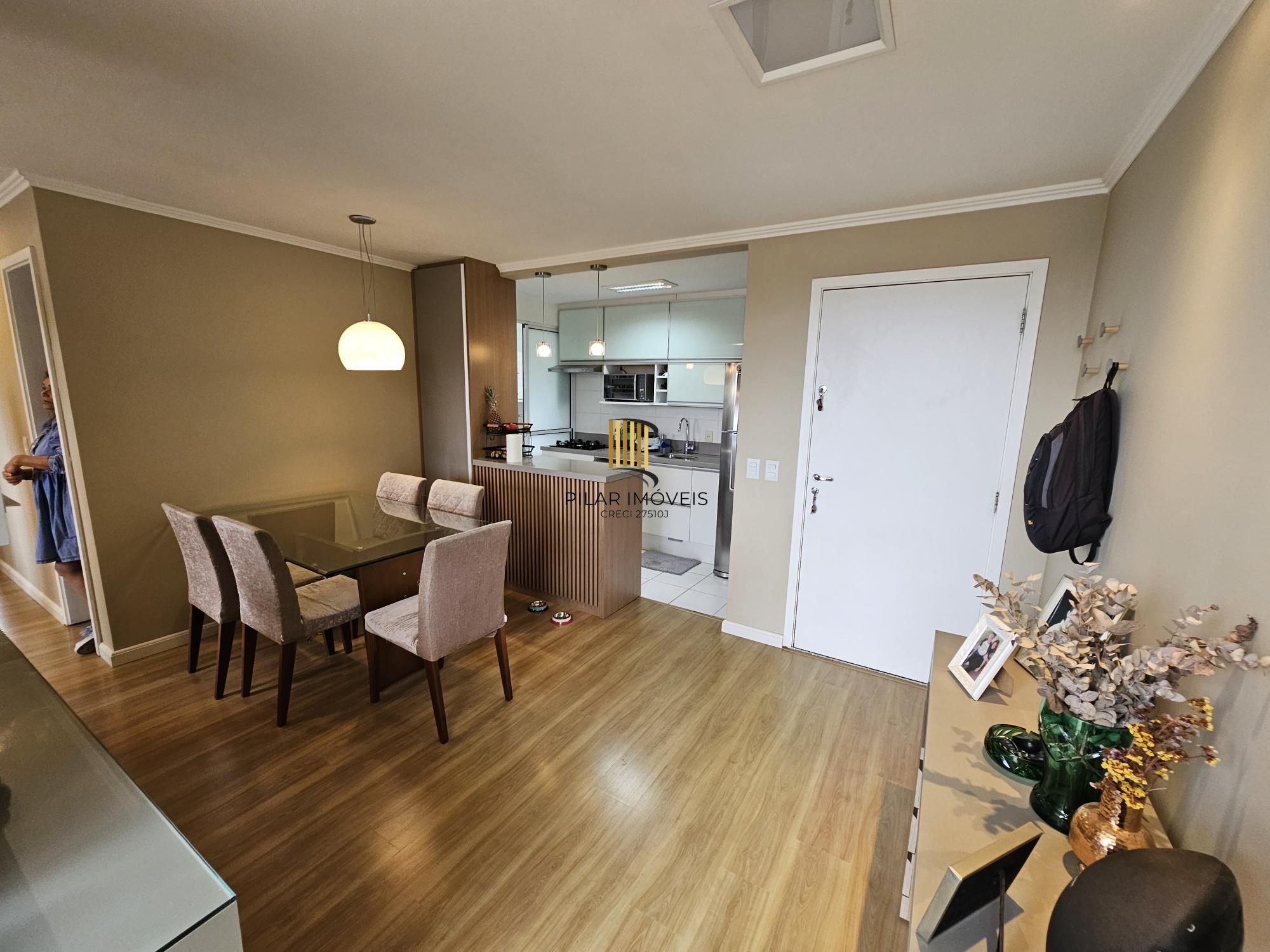 Lindo apartamento 2 dorm com suite e churrasqueira no bairro Cristal!