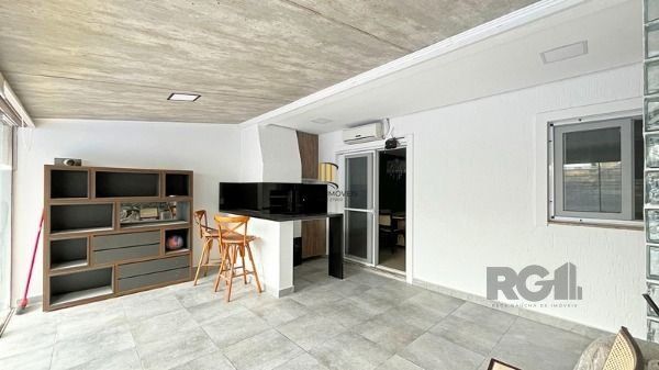 Casa em Porto Alegre, no bairro Hípica, com 3 dormitório(s), e 3 banheiros, à venda.
