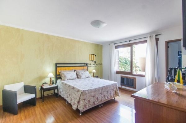Casa para Venda - 300m², 4 dormitórios, sendo 1 suites, 8 vagas - Imperial Parque