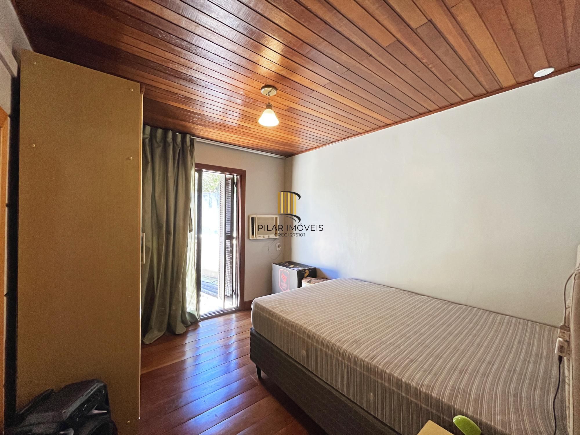 Ótima casa 2 dormitórios, 2 vagas, em rua calma no bairro.