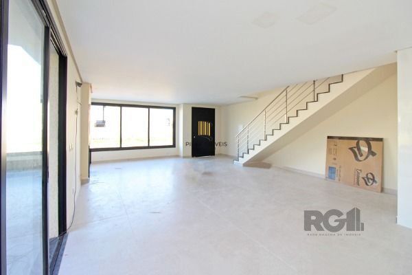 Casa em Porto Alegre, no bairro Hípica, com 3 dormitório(s), e 3 banheiros, à venda.