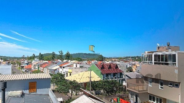 Casa em Porto Alegre, no bairro Guarujá, com 3 dormitório(s), e 3 banheiros, à venda.