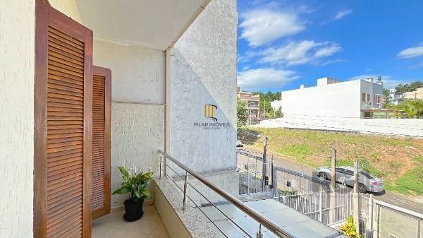 Casa em Porto Alegre, no bairro Guarujá, com 2 dormitório(s), e 2 banheiros, à venda.