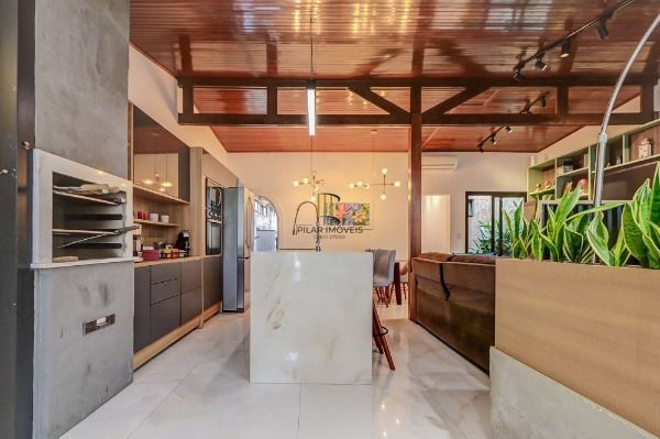 Casa em Porto Alegre, no bairro Tristeza, com 2 dormitório(s), e 2 banheiros, à venda.