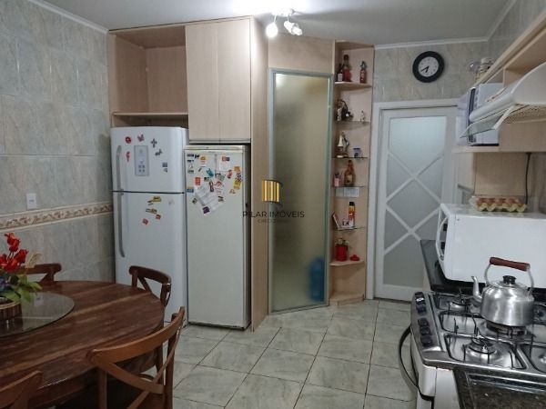 Casa em Porto Alegre, no bairro Espirito Santo, com 4 dormitório(s), e 4 banheiros, à venda.