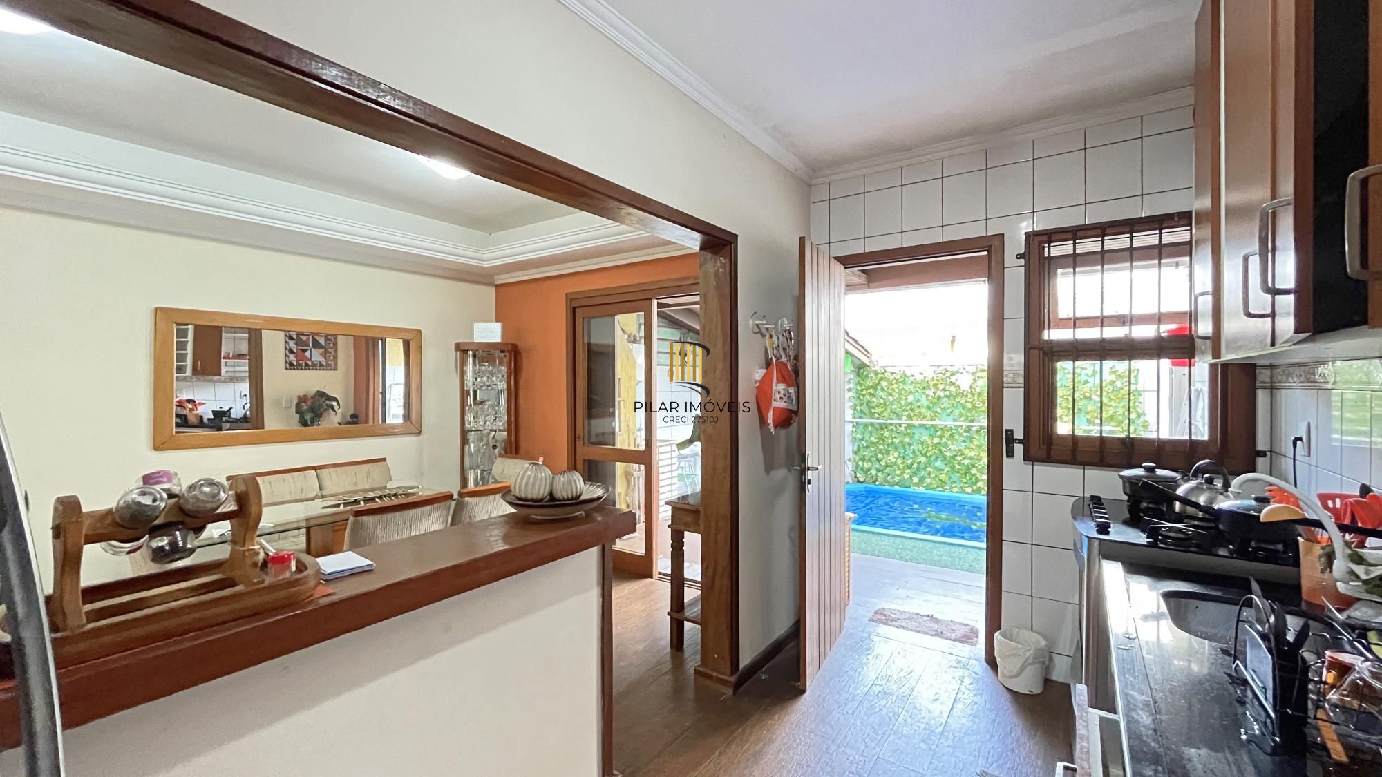 Casa em Porto Alegre, no bairro Hípica, com 3 dormitório(s), e 3 banheiros, à venda.