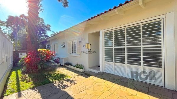Casa em Porto Alegre, no bairro Nonoai, com 4 dormitório(s), à venda.