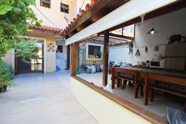 Casa Condominio em Porto Alegre, no bairro Espírito Santo, com 3 dormitório(s), e 3 banheiros, à venda.
