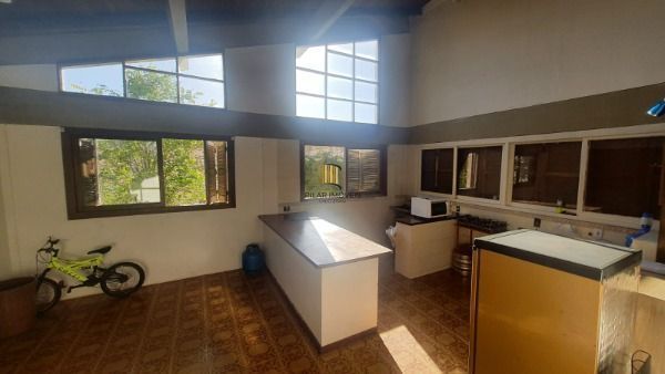 Casa em Porto Alegre, no bairro Vila Nova, com 3 dormitório(s), e 3 banheiros, à venda.