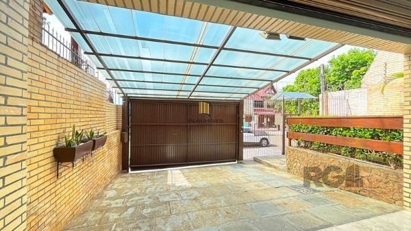 Casa em Porto Alegre, no bairro Ipanema, com 4 dormitório(s), e 4 banheiros, à venda.