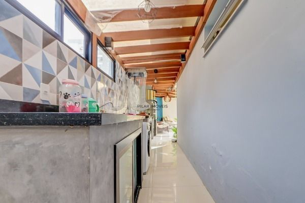 Casa em Porto Alegre, no bairro Tristeza, com 2 dormitório(s), e 2 banheiros, à venda.
