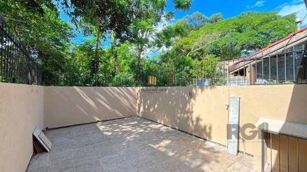 Casa em Porto Alegre, no bairro Guarujá, com 3 dormitório(s), e 3 banheiros, à venda.