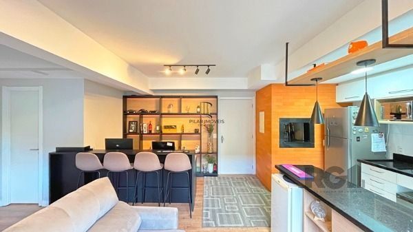 Apartamento em Porto Alegre, no bairro Cristal, com 2 dormitório(s), e 2 banheiros, à venda.
