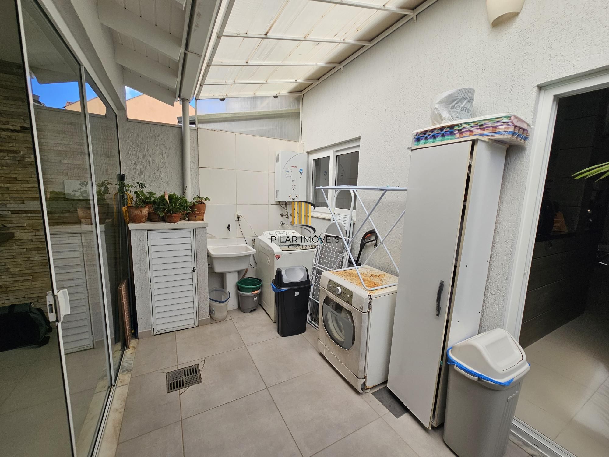 Casa 3 dormitórios no bairro Hípica
