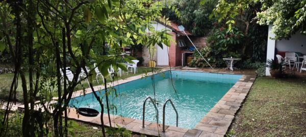 Casa em Porto Alegre, no bairro Jardim Isabel, com 5 dormitório(s), e 5 banheiros, à venda.