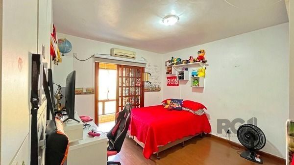 Casa em Porto Alegre, no bairro Ipanema, com 4 dormitório(s), e 4 banheiros, à venda.