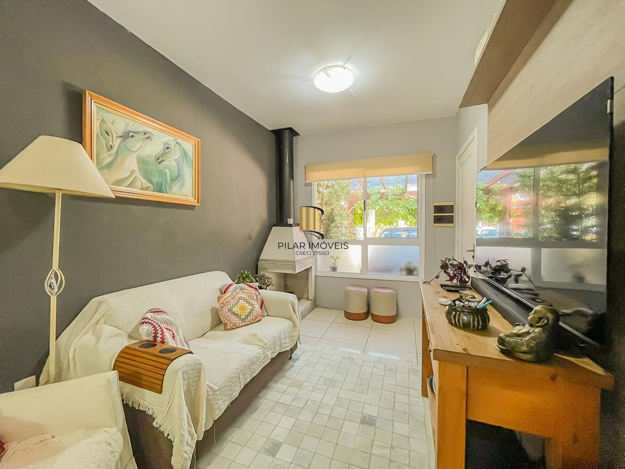 Casa 2 dormitórios em condomínio, semi mobiliada, vaga coberta para 2 carros, lareira e pátio com churrasqueira. Condomínio com infra de lazer completo. Próximo ao comércio e todas as conveniências do bairro.