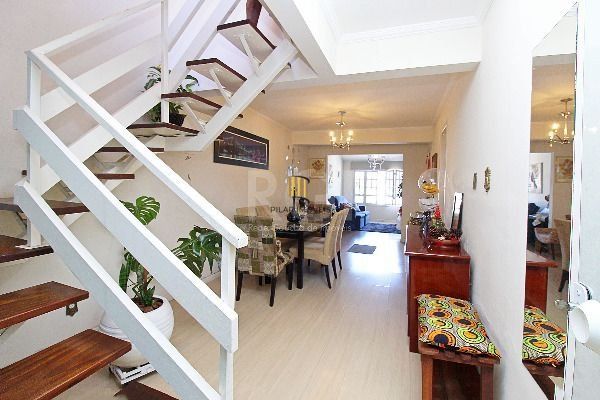 Casa em Porto Alegre, no bairro Ipanema, com 3 dormitório(s), e 3 banheiros, à venda.