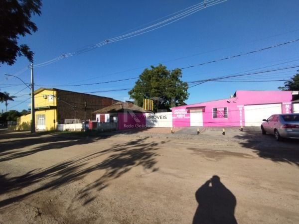 Casa em Porto Alegre, no bairro Belém Novo, com 5 dormitório(s), e 5 banheiros, à venda.