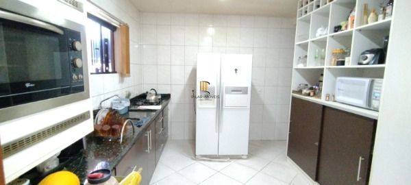 Casa em Porto Alegre, no bairro Camaquã, com 2 dormitório(s), e 2 banheiros, à venda.