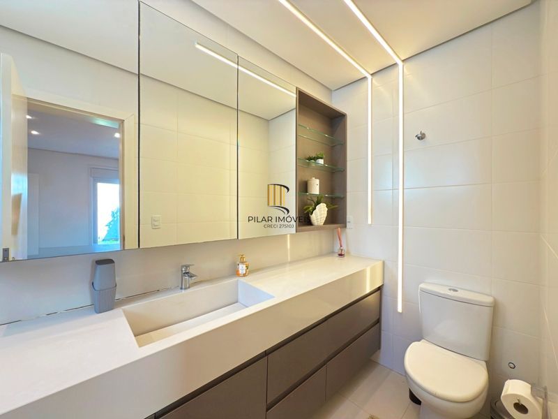 Casa térrea em condomínio fechado com 3 suítes.