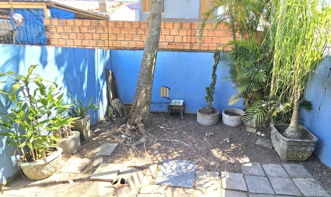 Casa em Porto Alegre, no bairro Hípica, com 2 dormitório(s), e 2 banheiros, à venda.