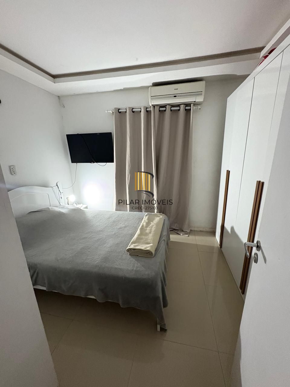 Casa 2 dorm, sala, cozinha, banheiro e área gourmet. Aceita carro no negócio.