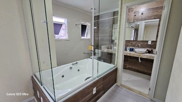 Casa em Porto Alegre, no bairro Hípica, com 3 dormitório(s), e 3 banheiros, à venda.